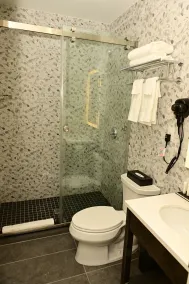 Super 8 by Wyndham Bronx Near Botanical Garden - Bathroom