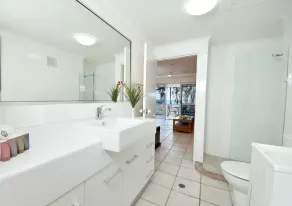 On Palm Cove Beachfront Apartments - Baño