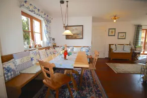 Himmelschlösschen & Chalet Rose - Essbereich im Zimmer