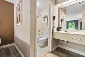 Quality Inn Quincy - Tallahassee West - Bathroom