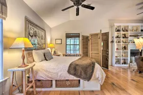 Enchanteresse 'Cabane Whitney' avec plage et ruisseau ! - Intérieur