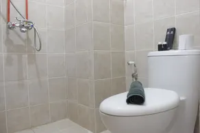 Spacious 2BR Apartment at Pinewood near JATOS - Baño