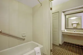 La Quinta Inn by Wyndham Columbia SE Fort Jackson - Salle de bain