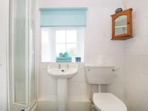Landhaus mit Garten und Terrasse - Badezimmer