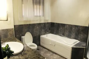 Royal Suites Hotel-Kampala - Bathroom