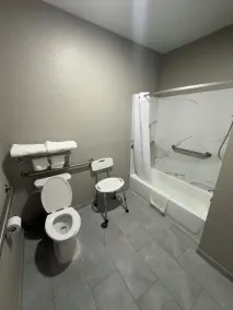 Super 8 by Wyndham Houston/Brookhollow NW - Bathroom