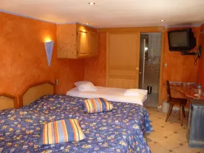 Hôtel Restaurant Les Pins - Chambre