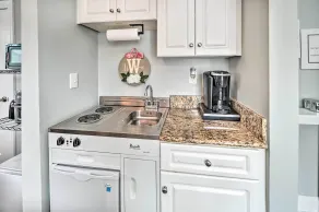 Centrally Located Studio w/ Pool in Myrtle Beach - Innvendig