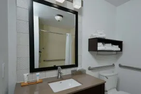 Country Inn & Suites by Radisson, Asheville West near Biltmore - Salle de bain