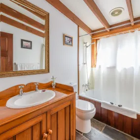 BRIDGE COTTAGES Sargeants & Armoury Cottages 1823 - HISTORY & CHARM - Bathroom