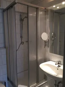 Central Hotel Troisdorf - Bathroom