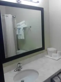 Quality Inn & Suites Des Moines Airport - Bathroom