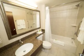 Holiday Inn Express & Suites Whitecourt by IHG - Badezimmer