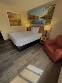 Days Inn & Suites by Wyndham Kaukauna WI - Chambre