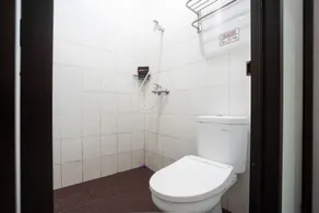 RedDoorz near Eka Hospital BSD City - Badeværelse