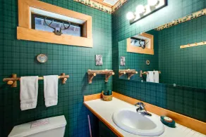 Ravenclaw Mt Baker Cabin with Hot Tub and Mtn Views - Baño