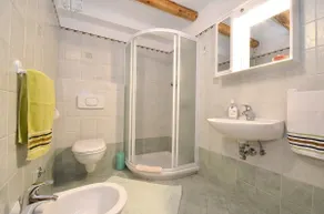 Bella Vista Apartments - Bathroom