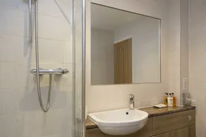 The Pines at Eastleigh - 3 Cottages - Bathroom