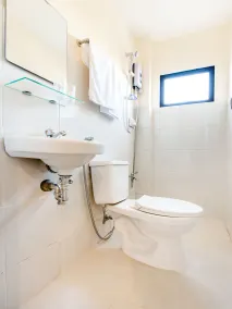 RedDoorz at VCat Apartelle Sampaloc Manila - Salle de bain
