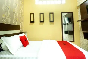 RedDoorz near Benteng Van Den Bosch - Room