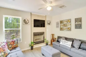 Hemphill Vacation Rental w/ Pool, Walk to Lake! - Innvendig