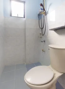 RedDoorz at Coco Grove Tourist Inn - Baño