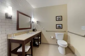 Comfort Inn & Suites Harrah - Badrum