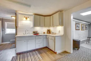 Charming Lake Ann Apartment - Walkable Location! - Innenbereich