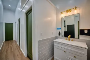 Howzit Hostels Hawaii - Bathroom