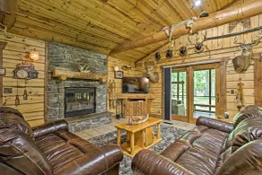 Scenic Cabin on 2 Acres Near Lake Holcombe Marina! - Interiør
