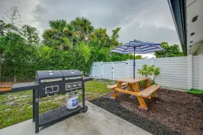 Sunny Florida Escape w/ Patio, Grill & Fire Pit! - Interiör