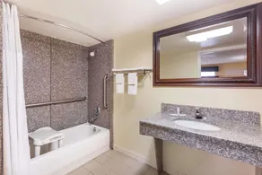 Days Inn & Suites by Wyndham Warner Robins Near Robins AFB - Salle de bain