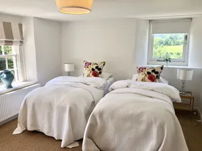 Large Boutique Holiday House With hot tub Near Bath - Room