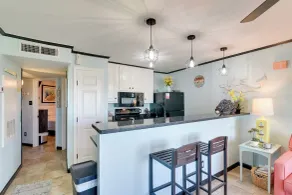 Poolblick & Entspannung am Strand: Galveston Condo! - Innenbereich