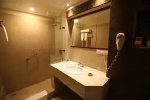 Guleria Kothi at Ganges - Bathroom