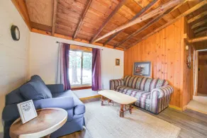 Beach + Game Room Access: Lakefront Levering Cabin - Interiör