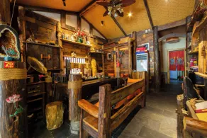 Butterfly Flowers Inn- Exclusive Location,Anicent Chinese Style, 2 minutes walk to Tianmen Mount Cableway,Free pick up service over 1 nights, Free fresh coffee and tea, Free mini lunch,Free laundry,Itineary planning, Attraction Tickets Serivce in advance - Resepsjon