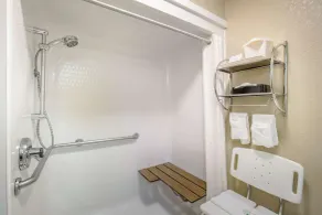 Quality Inn & Suites Lawrence - University Area - Salle de bain