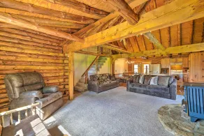 Rustic Zanesville Getaway w/ Expansive Yard! - Interiør