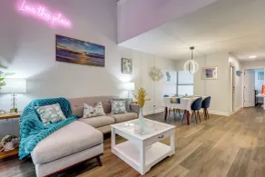 Chic Townhouse w/ Hot Tub, 4 Mi to Atlantic Beach! - Interiør