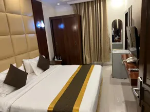 ROYALTY GROUP - Room
