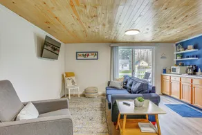 Cozy Wellston Cabin - Walk to Crystal Lake! - Innvendig