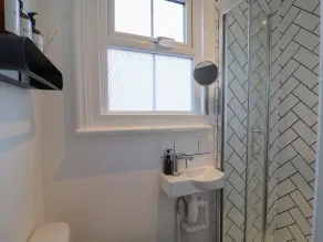 11a Manning Road - Bathroom