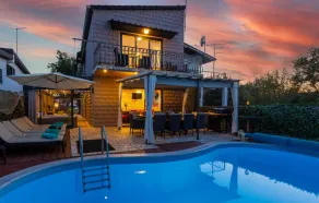 Preciosa casa en Vantacici con sauna. - Piscina