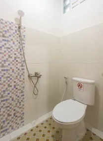 Happy Syariah Hotel near Jombor Mitra RedDoorz - Bathroom