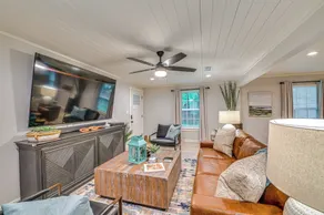 3 Mi to Lake Ray Roberts: Luxe Pilot Point Home - Innvendig