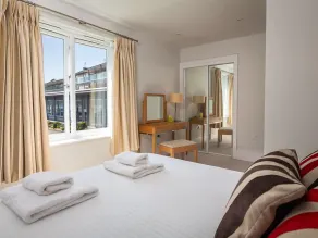 4 Dart Marina - Room