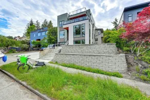 Walk to Seward Park! Pet-friendly Apt w/ Turf Yard - Innenbereich