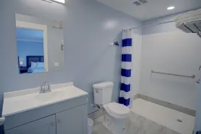 Dhimas Bayview Suites - Bathroom