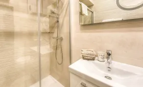 Juniorsuite i udsøgt Bed & Breakfast Villa Hasi i centrum af byen! - Badeværelse